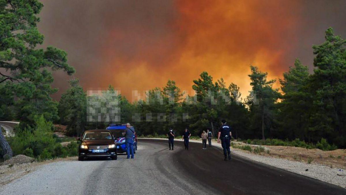 В Анталье и Мармарисе эвакуируют отели из-за пожаров