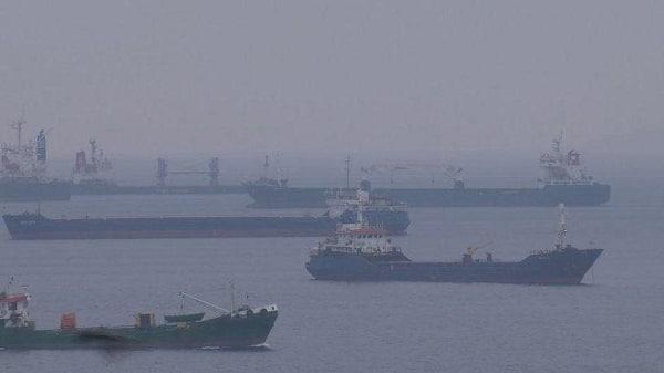 Сотни грузовых судов встали в Стамбульском проливе из-за тумана