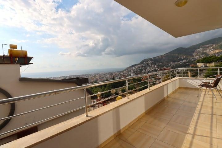 Двухуровневая квартира с отдельной кухней и панорамным видом на город