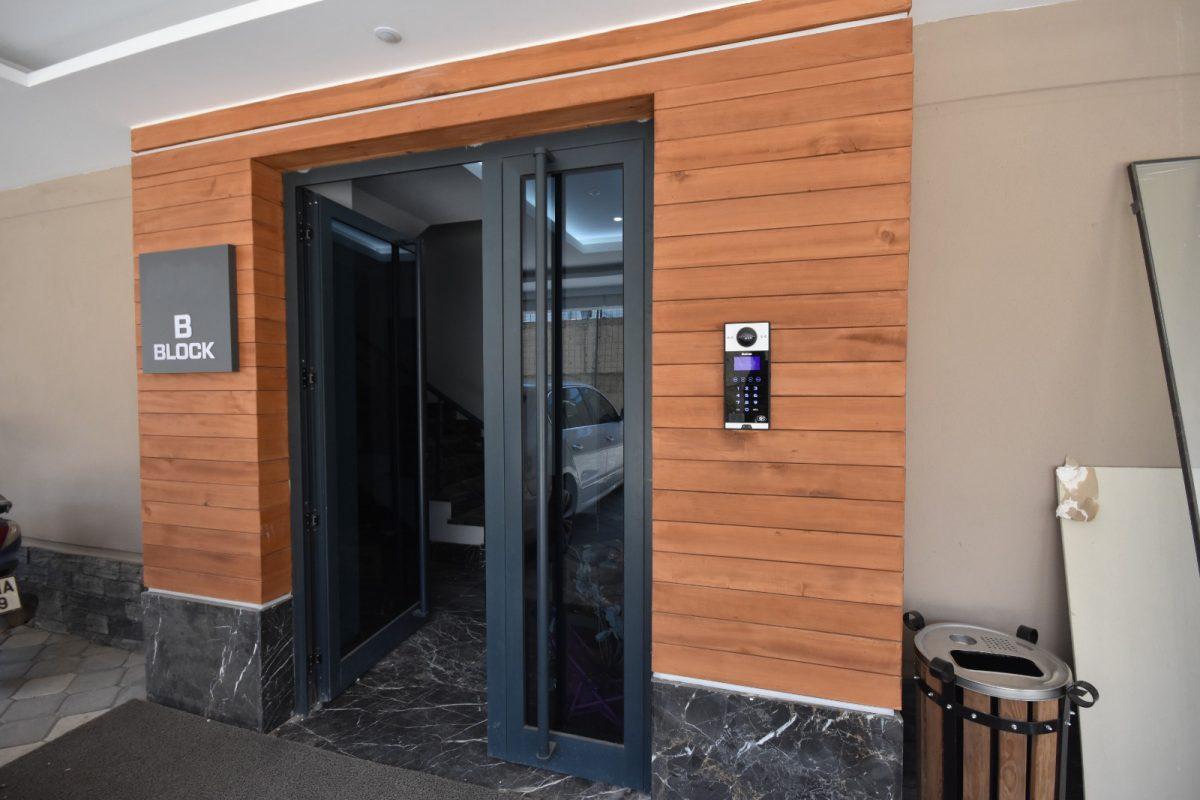 Меблированная трехкомнатная квартира в новом комплексе района   Оба - Фото 14