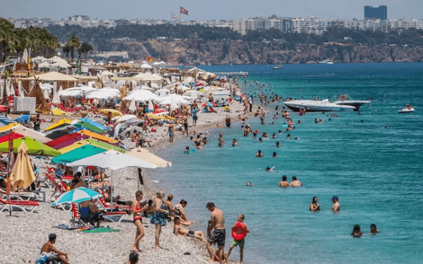 Число иностранных туристов в Анталии выросло на 133% в июне