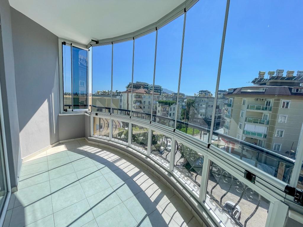 Трехкомнатная квартира с двумя балконами в центре Алании  - Фото 28