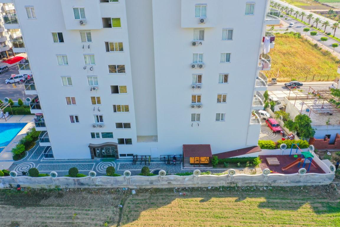 Двухкомнатная квартира с зеленым садом и открытой парковкой с видом на море в районе Махмутлар - Фото 2