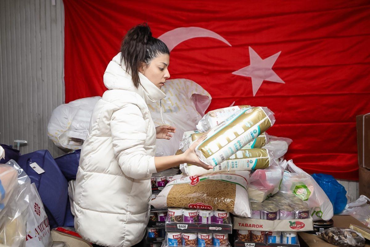 Магазины в Турции бесплатно раздают еду пострадавшим