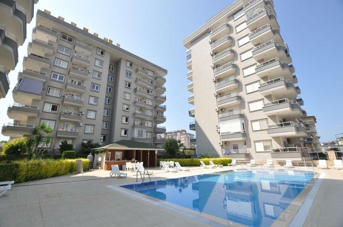 Трехкомнатные меблированные апартаменты с большими застекленными террасами в Тосмуре, Турция