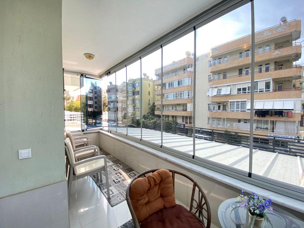 Двухкомнатные меблированные апартаменты в центре Алании с застекленной террасой - Фото 12