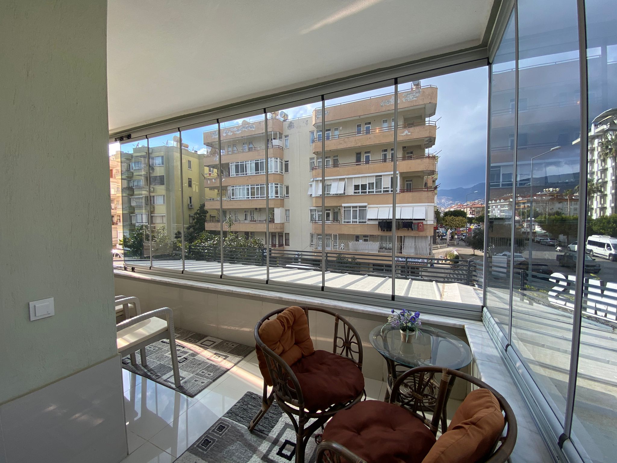Двухкомнатные меблированные апартаменты в центре Алании с застекленной террасой - Фото 14