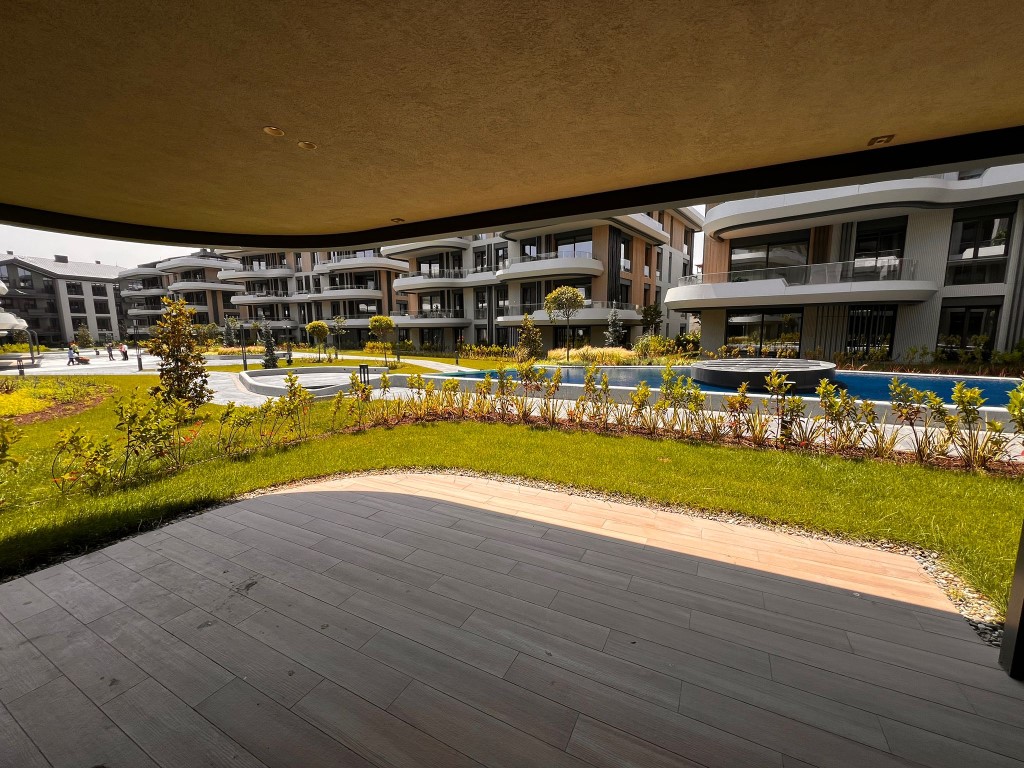 Современный жилой комплекс  с декоративным озером в городе Стамбул - Фото 24