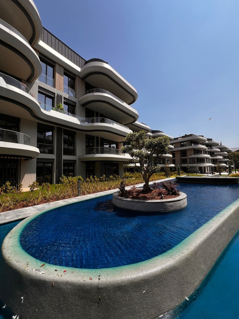 Современный жилой комплекс  с декоративным озером в городе Стамбул - Фото 23