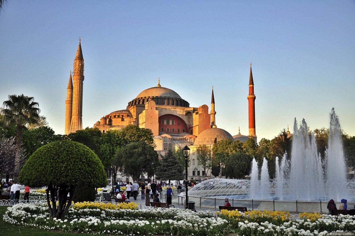 Вход в главную мечеть Турции Айя-София станет платным