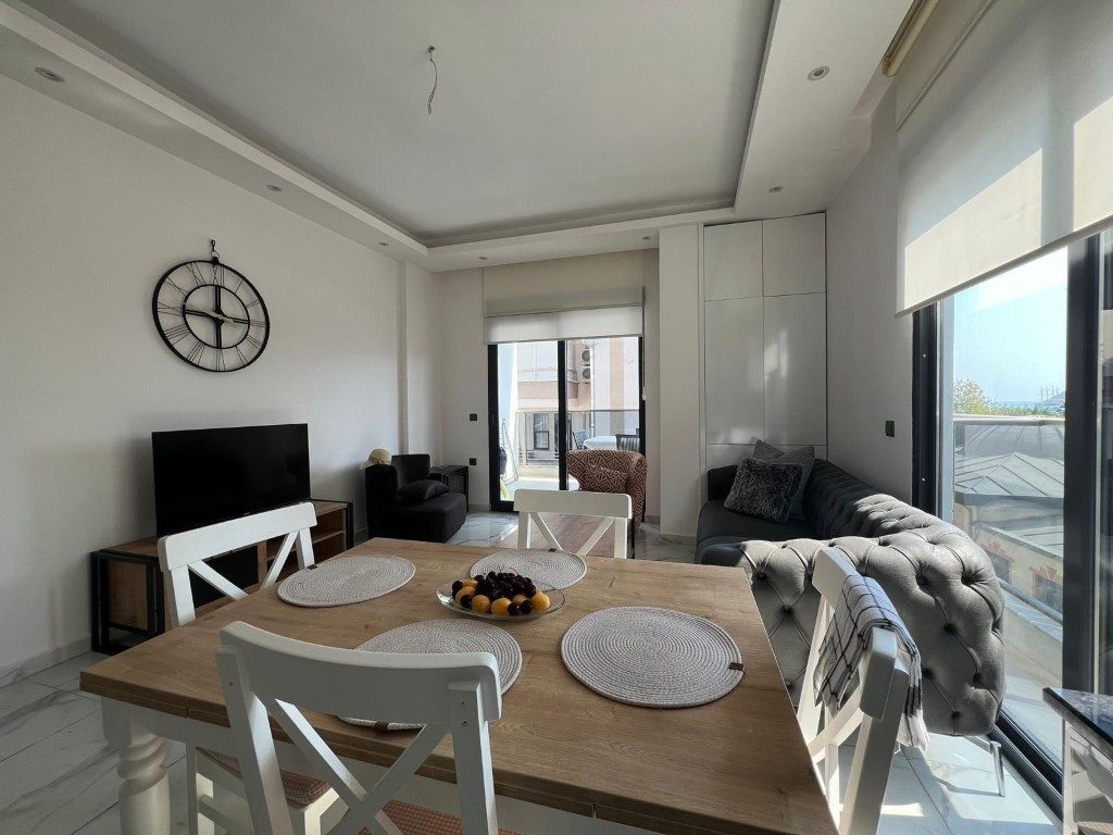 Светлая четырехкомнатная квартира в 100 м от моря, центр