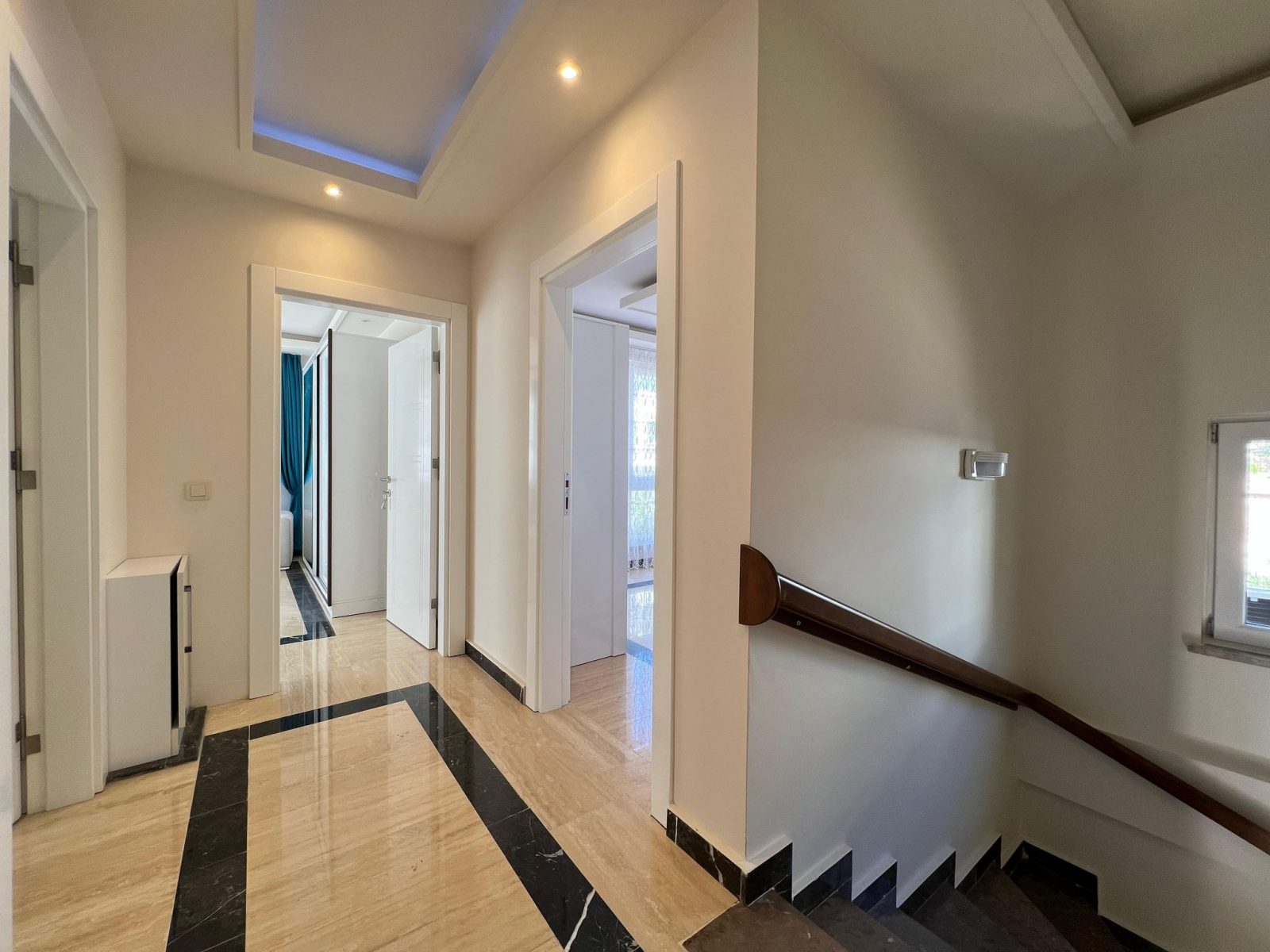 Сдается меблированная вилла 3+1 в районе Бекташ, Аланья, площадью 215 м². - Фото 17