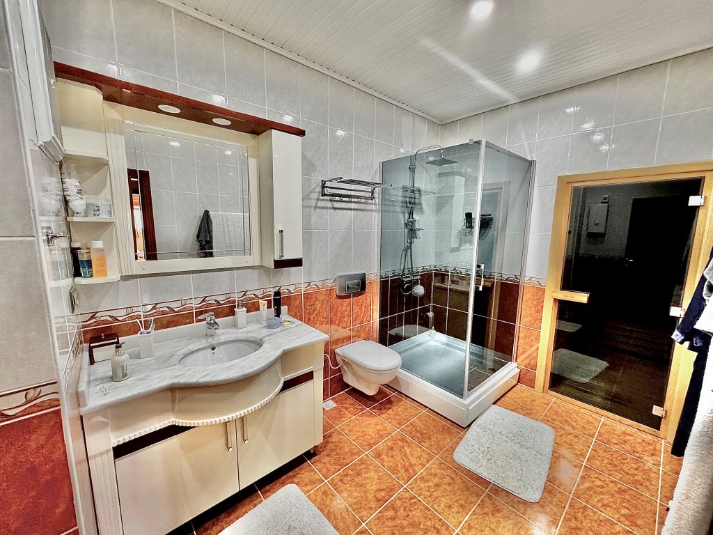 Просторная квартира 5+1 с видом на море и крепость в центре Алании. - Фото 12