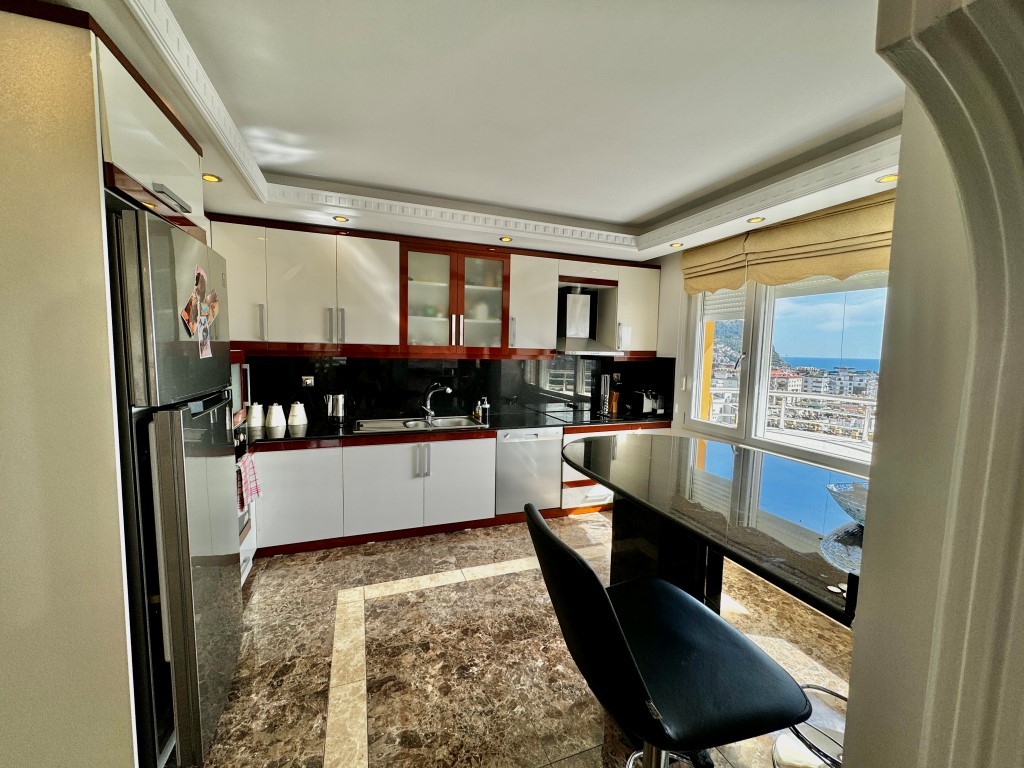 Просторная квартира 5+1 с видом на море и крепость в центре Алании. - Фото 17