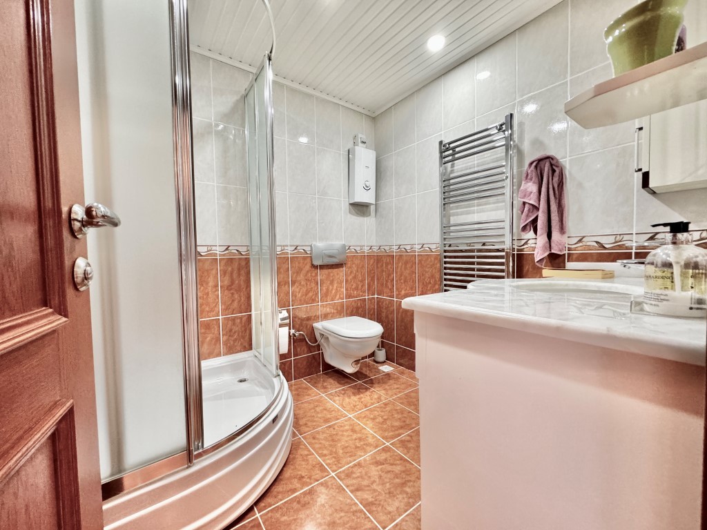 Просторная квартира 5+1 с видом на море и крепость в центре Алании. - Фото 21