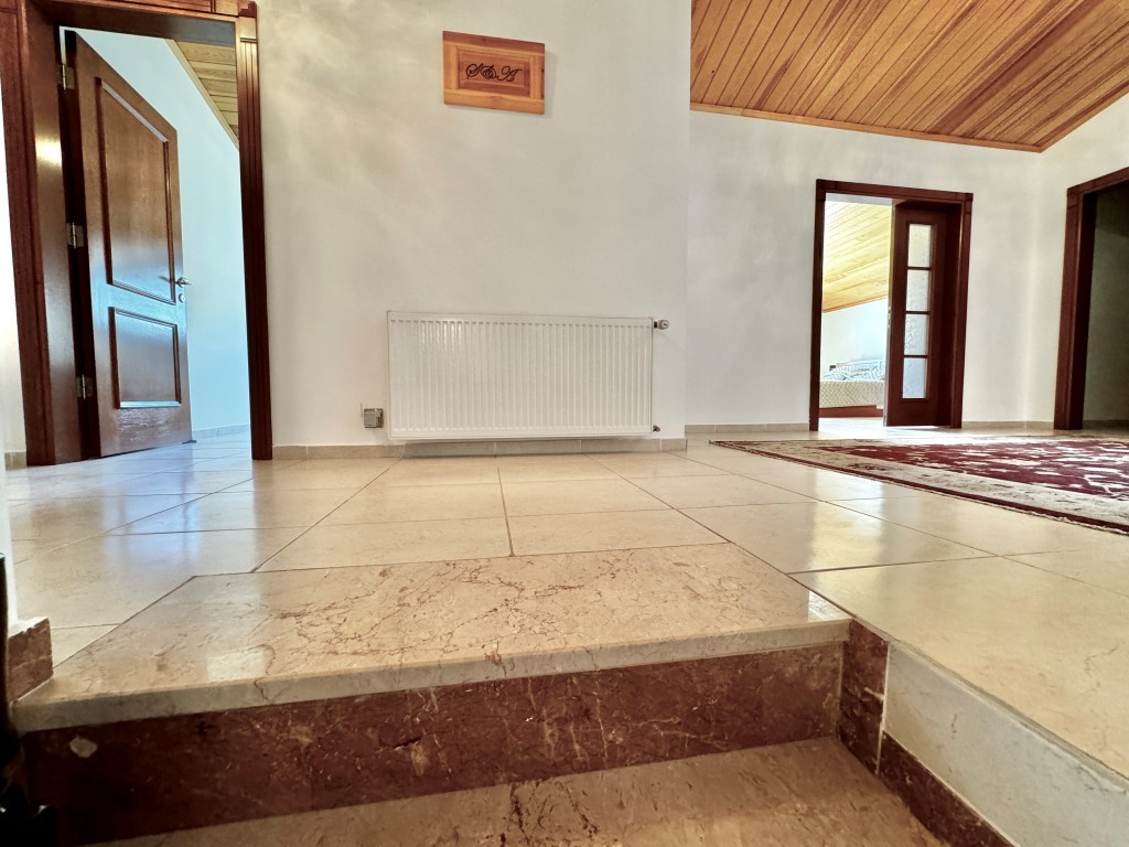 Просторная квартира 5+1 с видом на море и крепость в центре Алании. - Фото 22