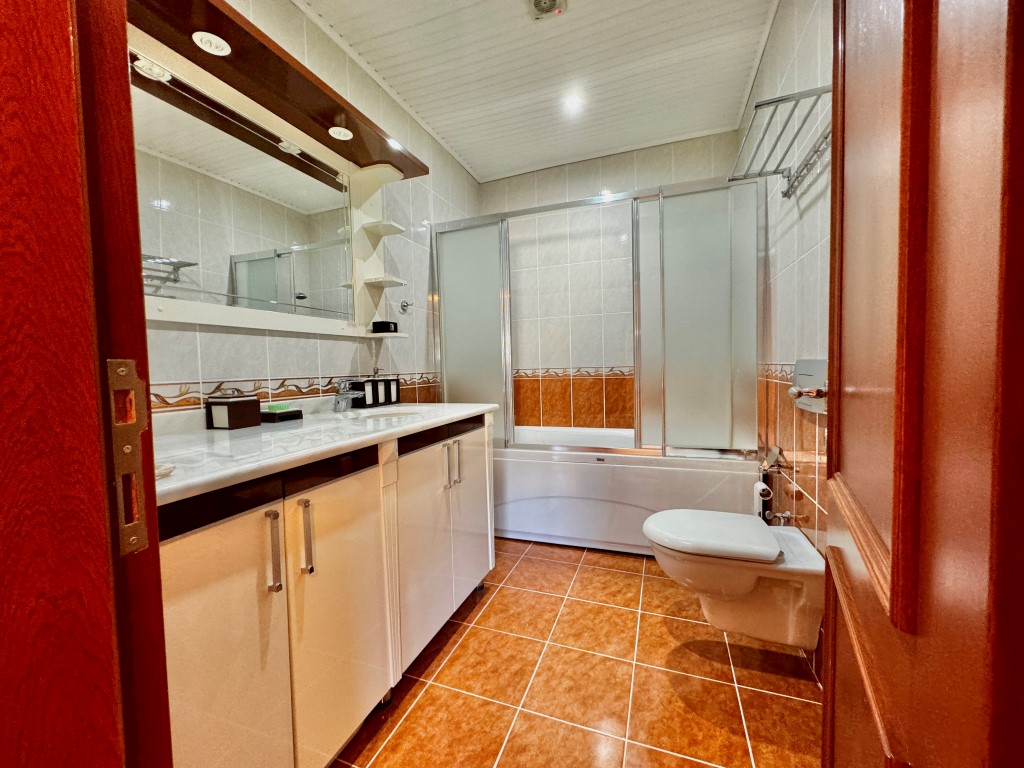 Просторная квартира 5+1 с видом на море и крепость в центре Алании. - Фото 30