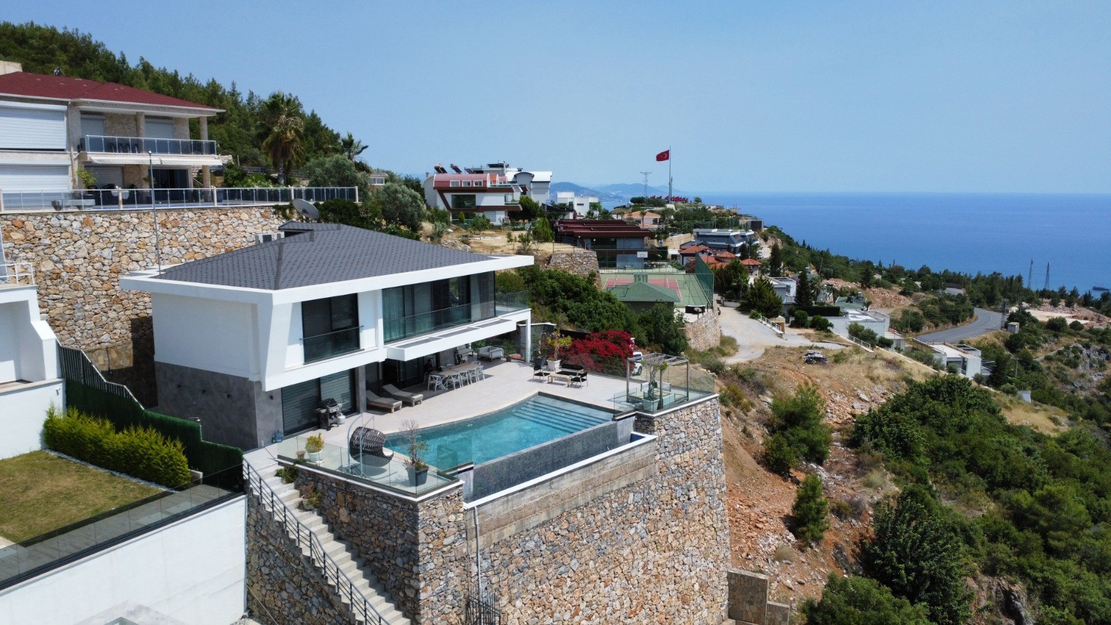 Просторная вилла с панорамным видом на море и крепость  - Фото 4