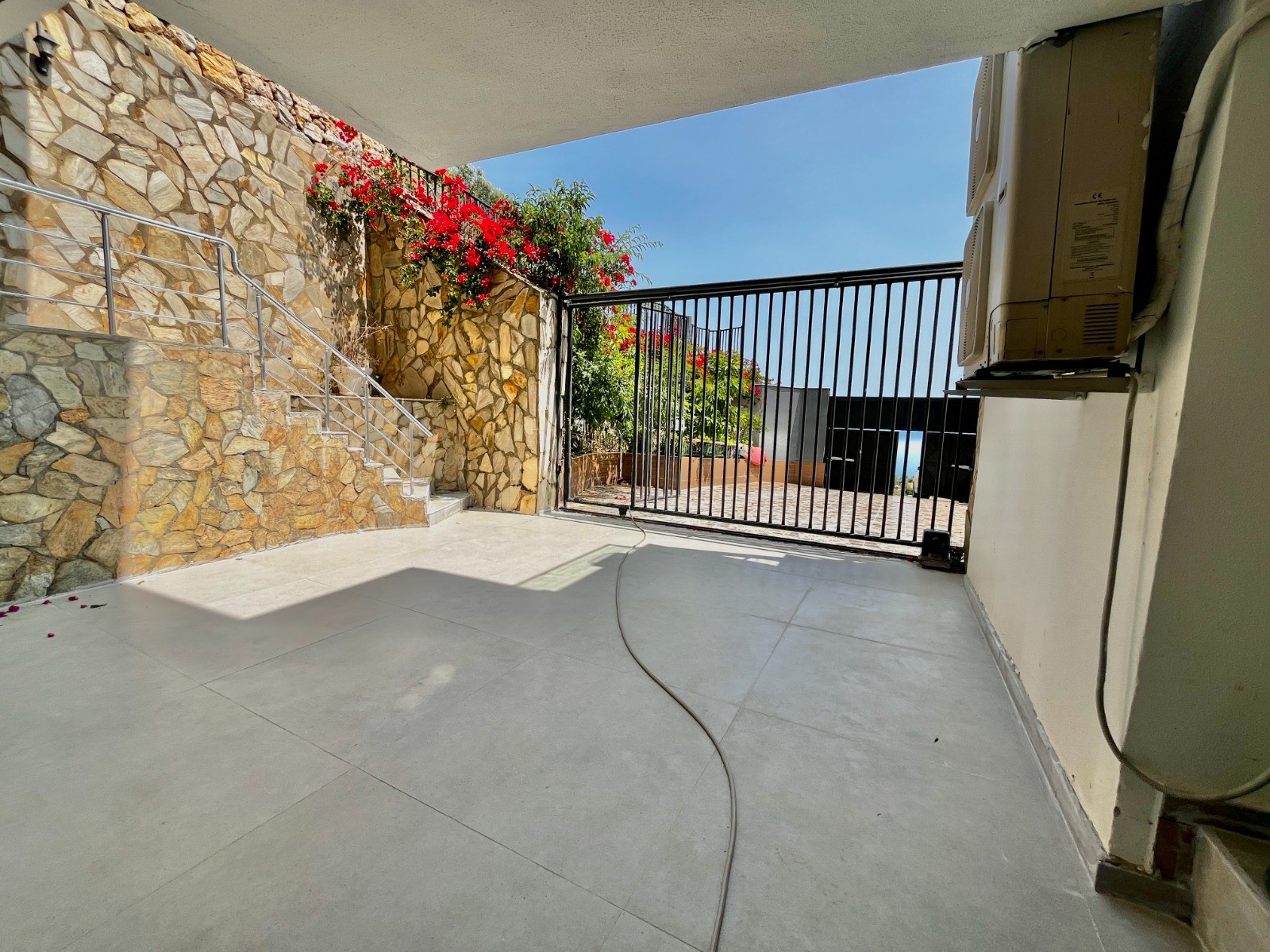 Просторная вилла с панорамным видом на море и крепость  - Фото 19