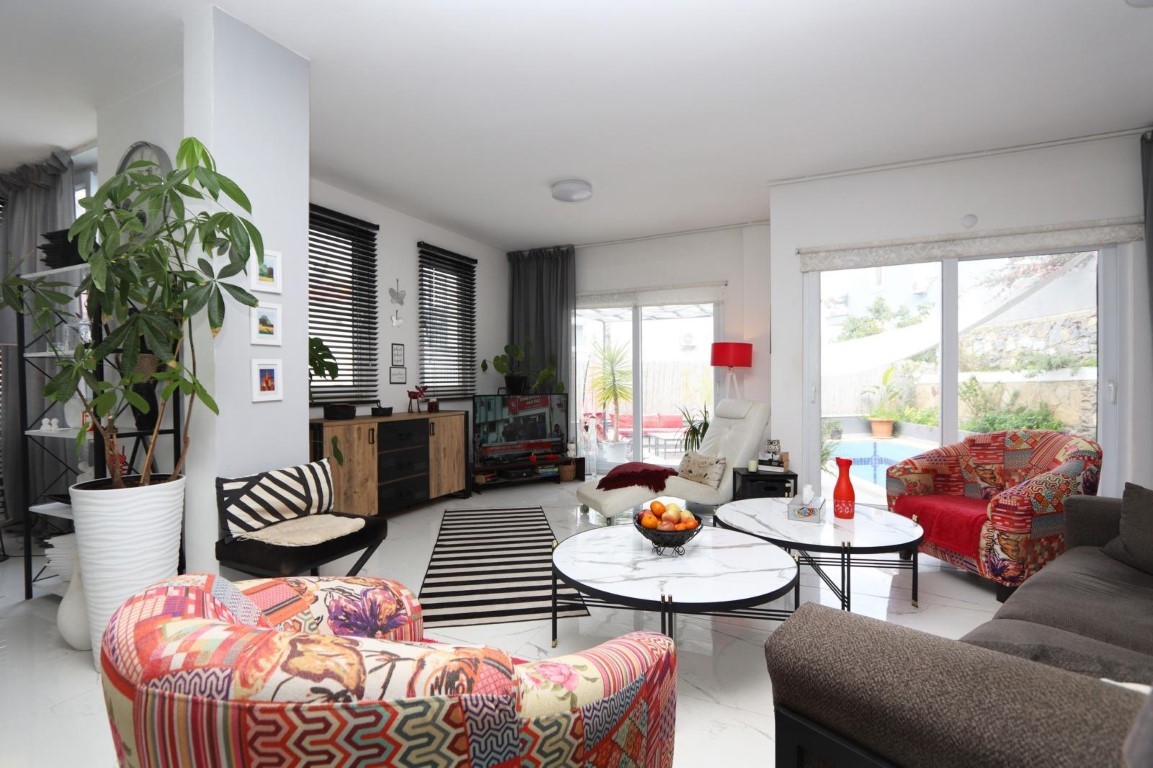 Просторная мебелированная вилла планировкой  5+1  в районе Каргыджак Аланья.