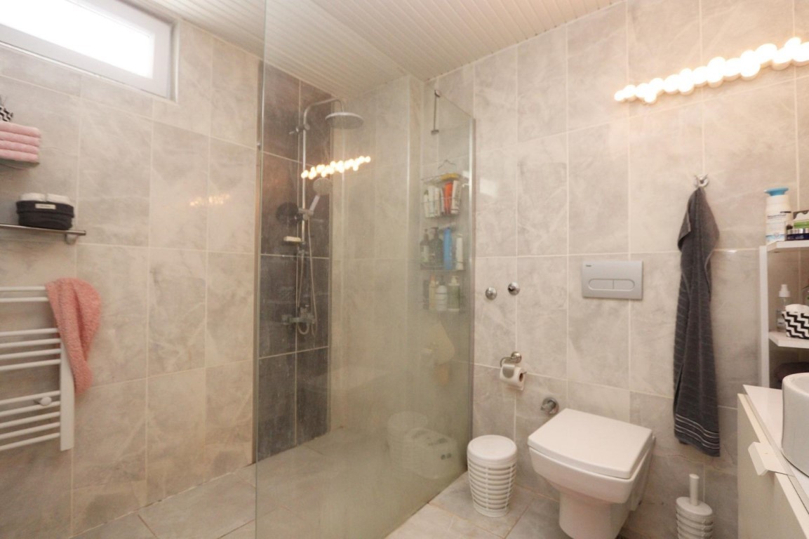 Просторная мебелированная вилла планировкой  5+1  в районе Каргыджак Аланья. - Фото 13