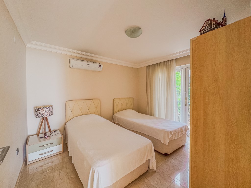 Вилла в районе Тепе Аланья с видом на море и правом на гражданство. - Фото 23