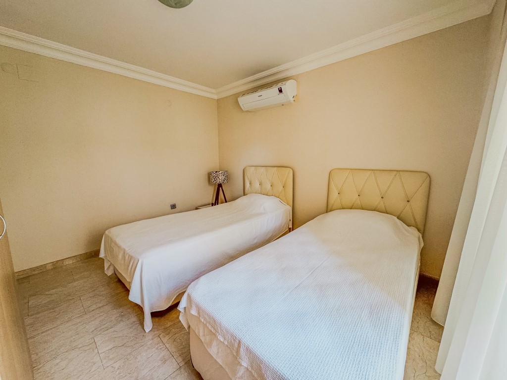 Вилла в районе Тепе Аланья с видом на море и правом на гражданство. - Фото 24