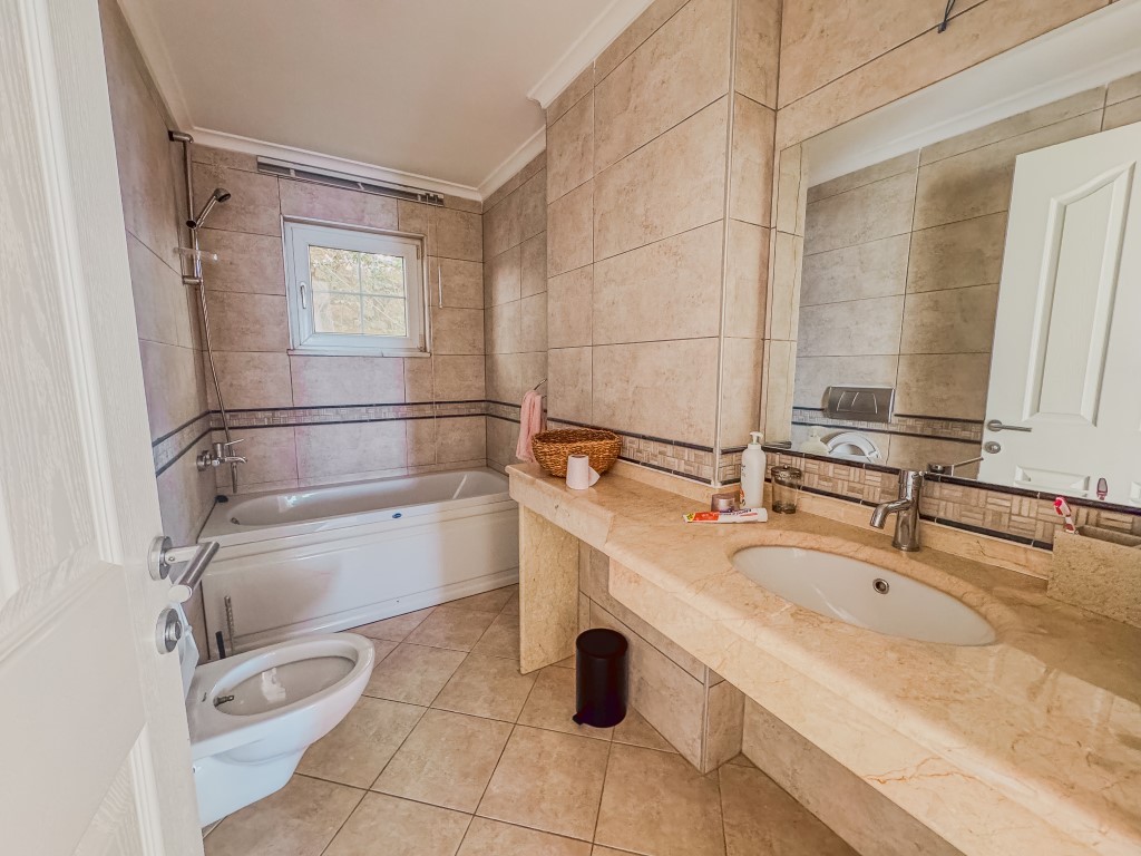 Вилла в районе Тепе Аланья с видом на море и правом на гражданство. - Фото 25