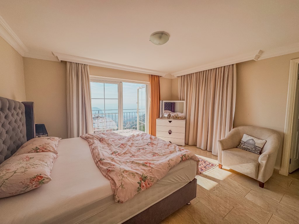 Вилла в районе Тепе Аланья с видом на море и правом на гражданство. - Фото 30