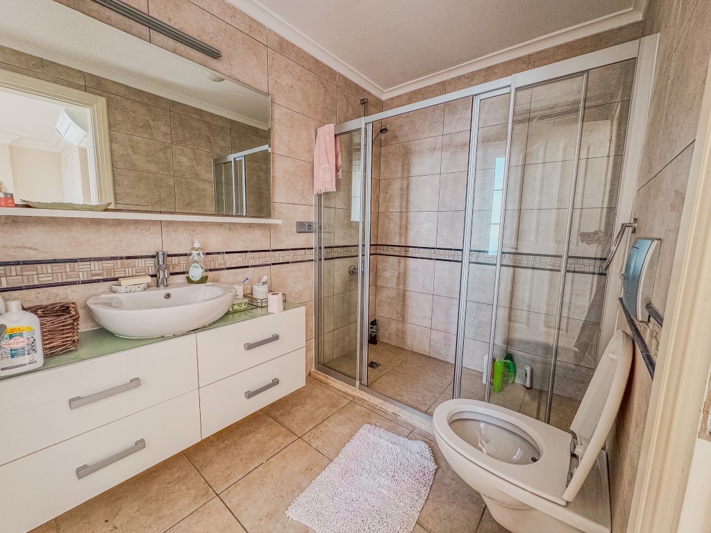 Вилла в районе Тепе Аланья с видом на море и правом на гражданство. - Фото 35