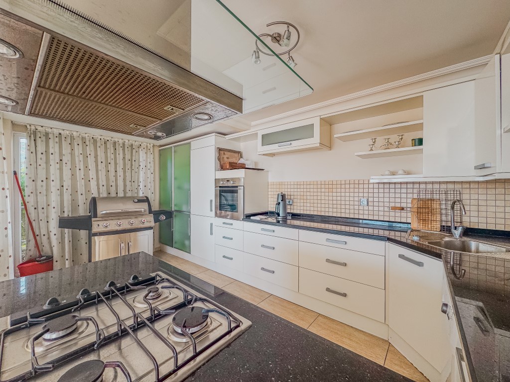 Вилла в районе Тепе Аланья с видом на море и правом на гражданство. - Фото 19