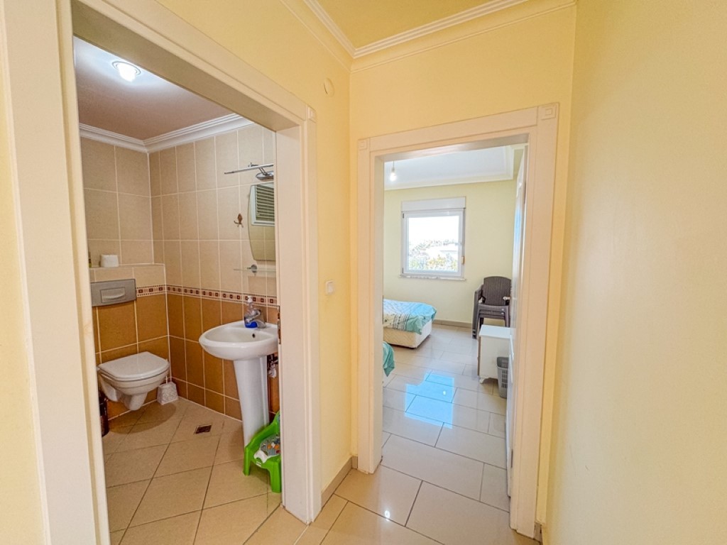 Просторная трехкомнатная квартира в районе Демирташ Аланья.  - Фото 19