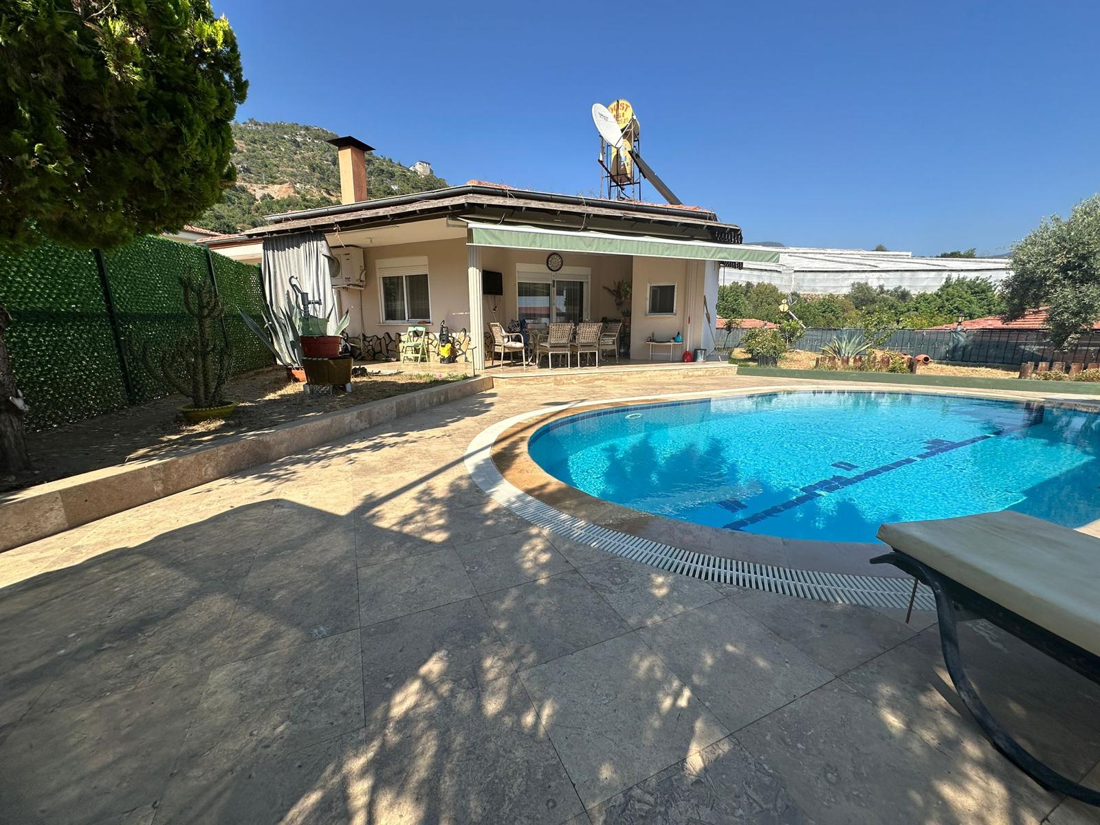 Вилла планировкой 2+1 с личным бассейном в районе Оба Аланья. 