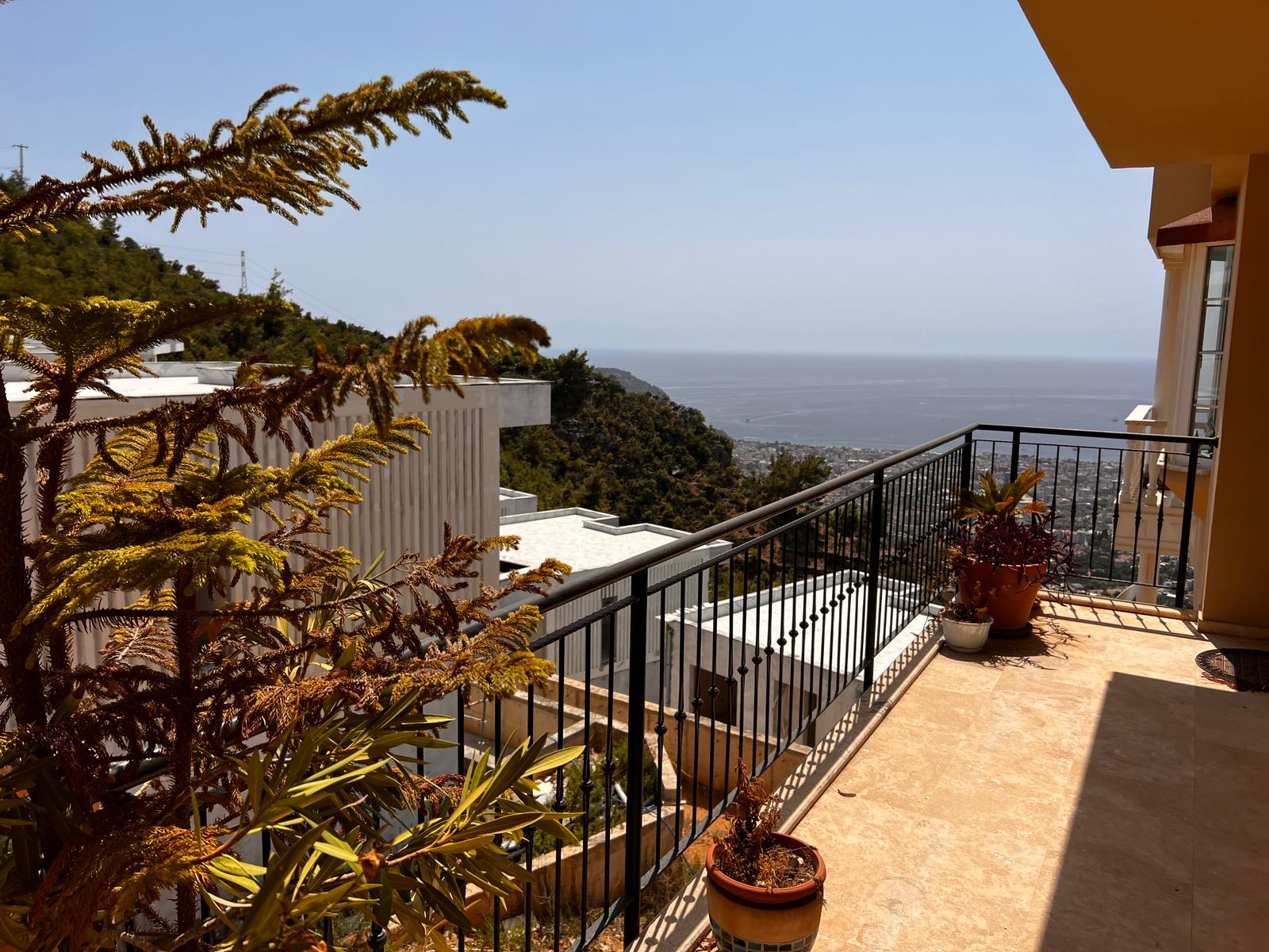 Вилла с видом на море и город район Бекташ Аланья. 