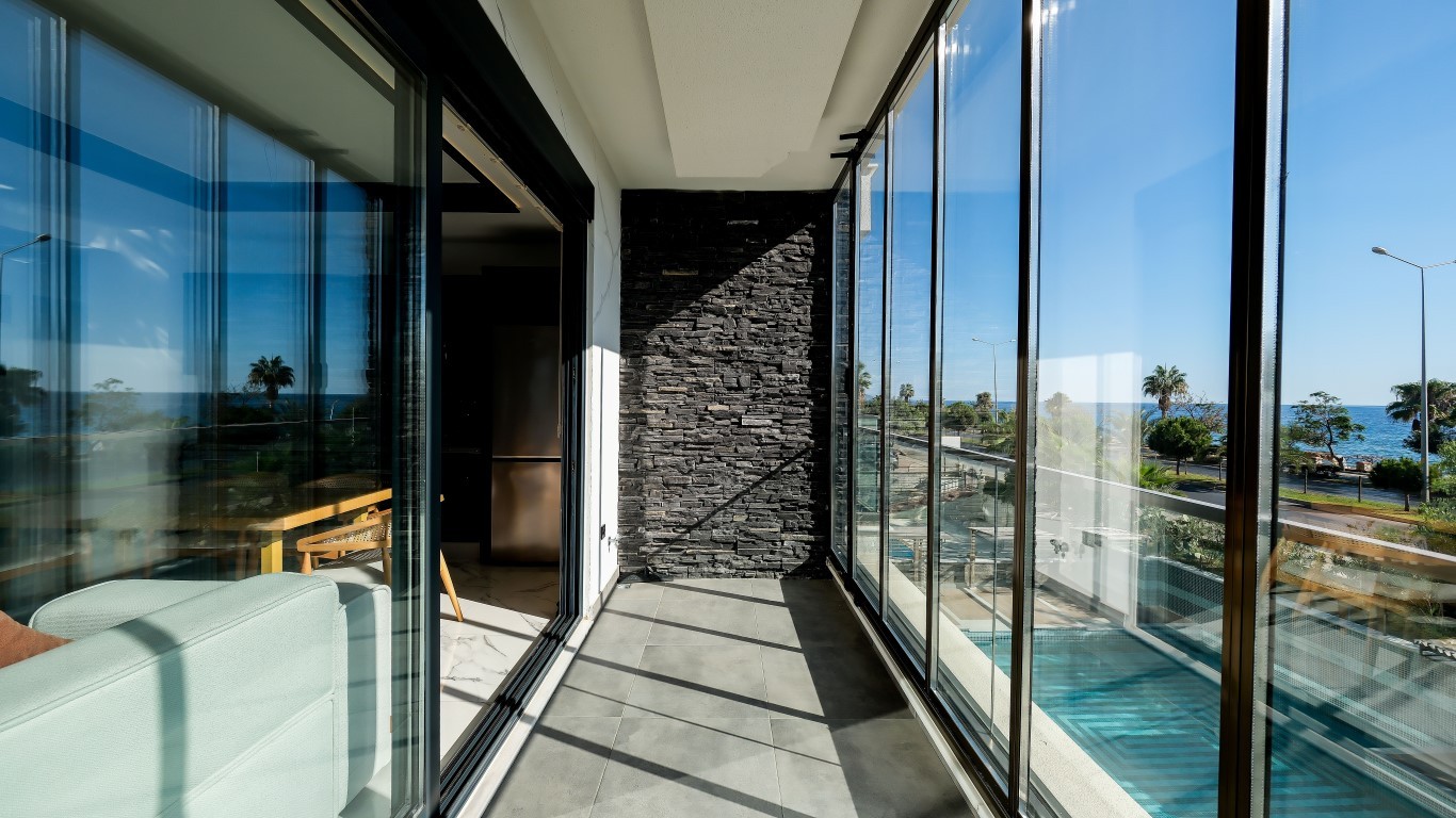 Мебелированная квартира планировкой 1+1 на первой береговой линии район Кестель Аланья.  - Фото 9