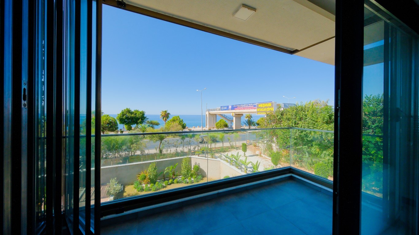 Мебелированная квартира планировкой 1+1 на первой береговой линии район Кестель Аланья.  - Фото 11