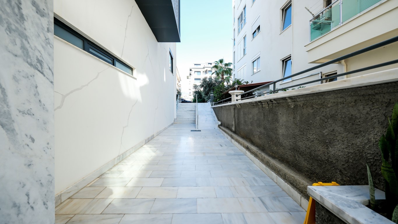 Мебелированная квартира планировкой 1+1 на первой береговой линии район Кестель Аланья.  - Фото 18