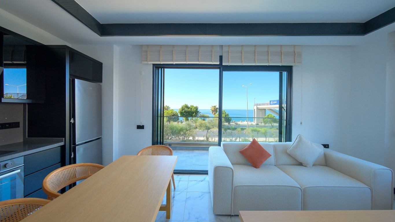 Мебелированная квартира планировкой 1+1 на первой береговой линии район Кестель Аланья.  - Фото 2