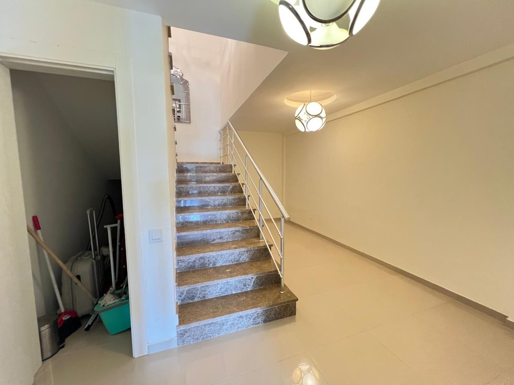 Шикарный мебилированный садовый дуплекс район Каргыджак Аланья.  - Фото 19