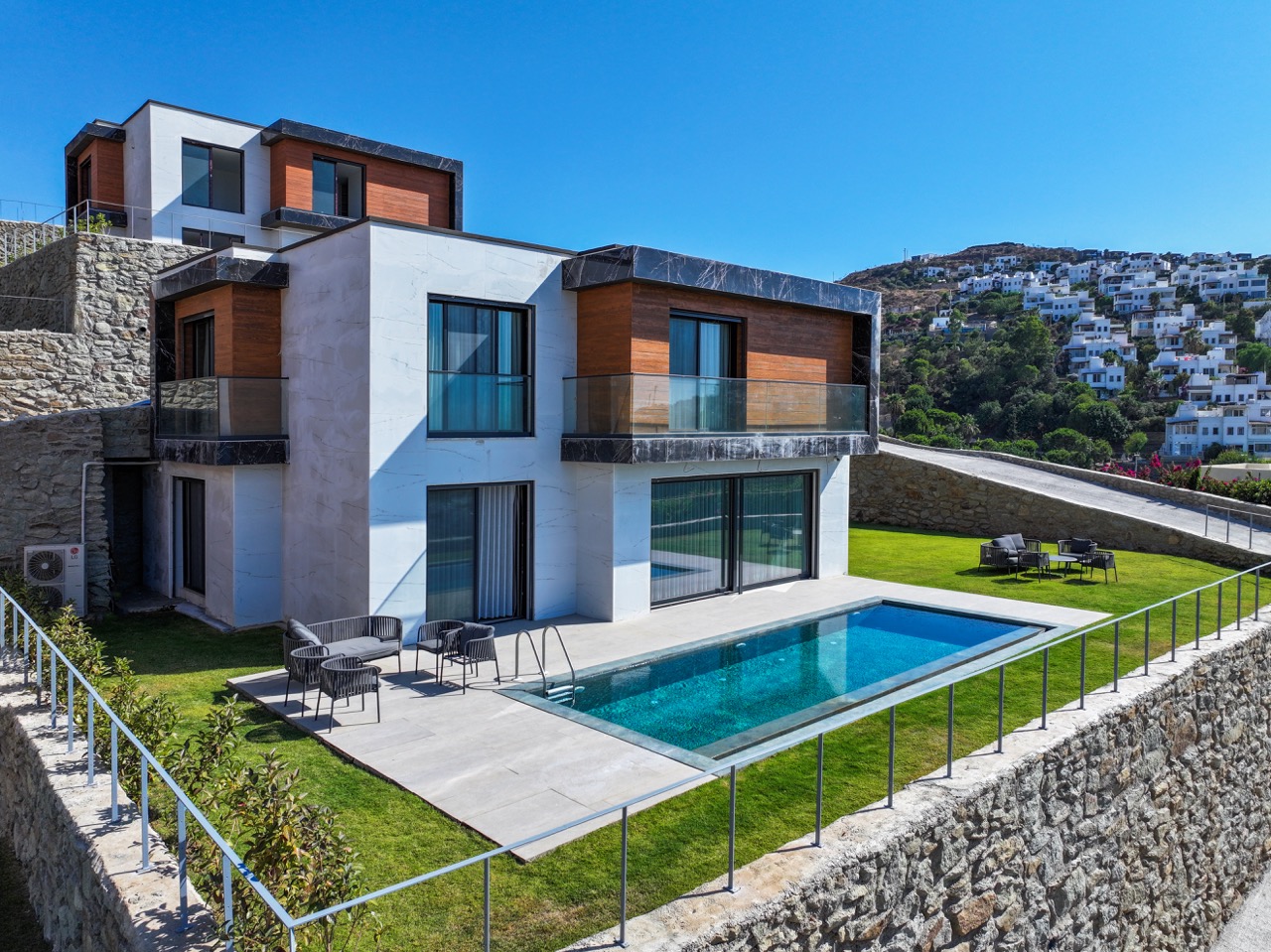 Двухэтажные виллы с личным бассейном рядом с морем в Бодруме 