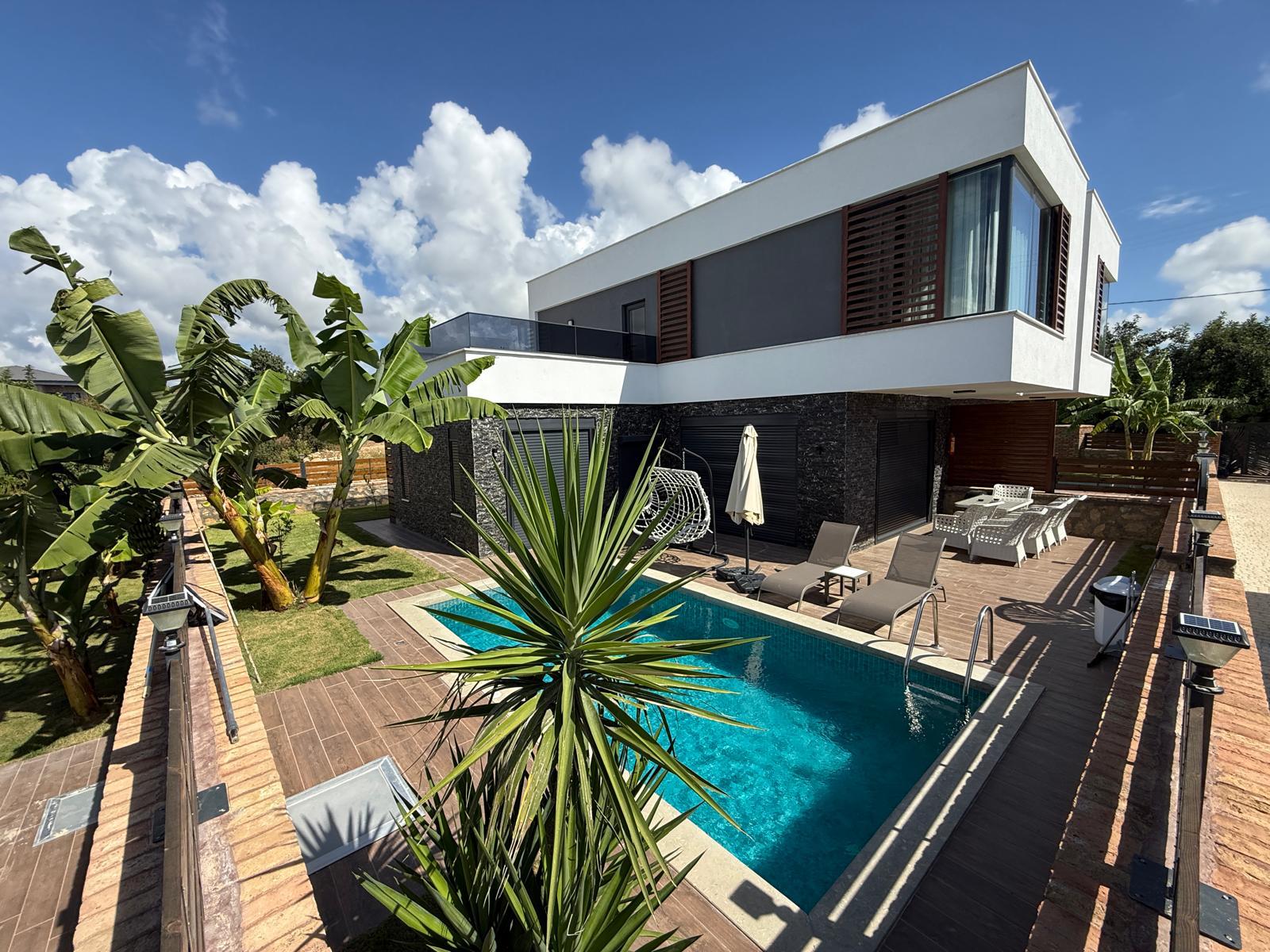 Двухуровневая вилла 3+1 в районе Инжекум с видом на море и приватной территорией