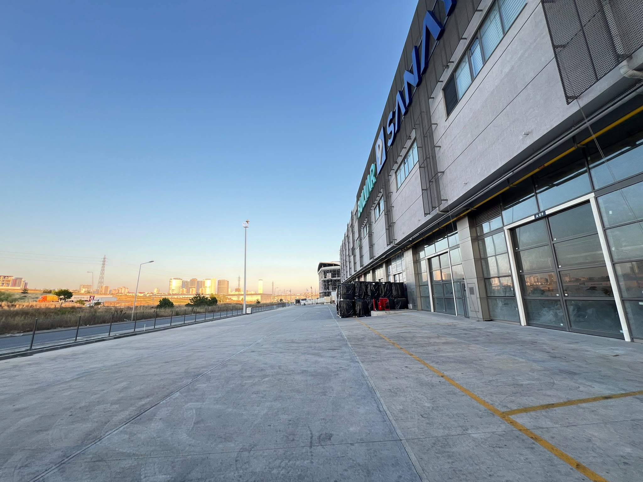 Доходное коммерческое помещение 1 100 м² для гражданства в Стамбуле